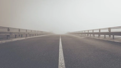 Cod galben de ceaţă în 16 judeţe. Pe autostrada A1 Sibiu – Deva traficul se desfăşoară îngreunat