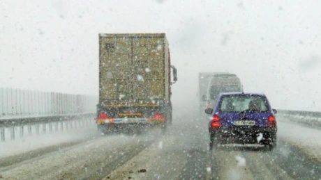 Ploaie şi lapoviţă pe autostrada Bucureşti - Piteşti, circulaţia se desfăşoară cu dificultate între kilometrii 18 şi 64