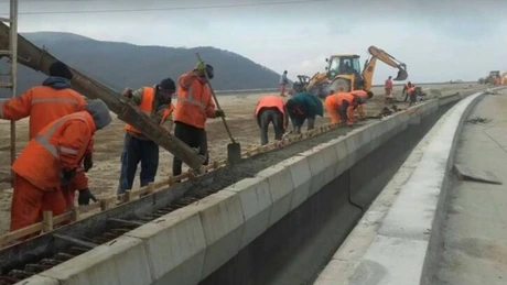Cum arată autostrada pe care o construieşte Umbrărescu. Lucrările s-au încheiat ieri şi se reiau pe 15 ianuarie VIDEO