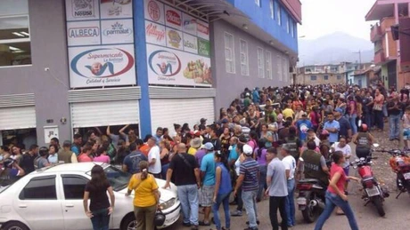 Criza din Venezuela: Maduro anunţă majorarea salariului minim cu 95%, înainte de alegeri, la trei dolari pe lună. Lumea se bate pe mâncare