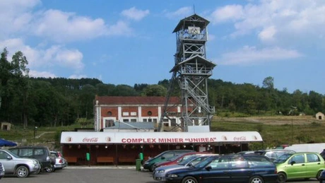 Peste 80 de mineri de la Salina Slănic, blocaţi în subteran, nemulţumiţi de salarii; alţi lucrători protestează la suprafaţă