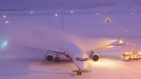 Traficul aerian pe aeroporturile bucureştene se desfăşoară în condiţii de iarnă. Întârzieri de până la 50 de minute la decolare