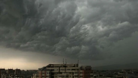 Cod galben în Bucureşti şi 32 de judeţe: ploi, furtuni şi descărcări electrice, până marţi