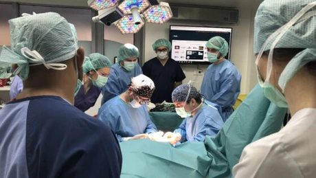 Premieră în România: Un os necrozat al unei mâini a fost înlocuit cu o proteză din pyrocarbon, la Clinica Zetta