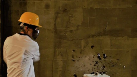 Cu 15.000 de euro, un antreprenor a deschis un loc în care spargi obiecte pentru a te elibera de furie şi de stres. Preţurile încep de la 50 lei