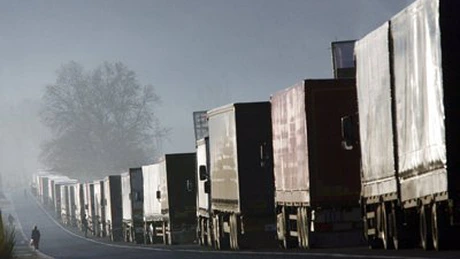 FORT: Coloanele de camioane de la graniţa cu Ungaria generează în continuare pierderi mari transportatorilor