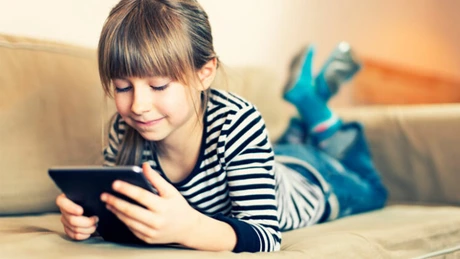 Copiii caută cel mai mult pe Internet materiale audio şi video - raport