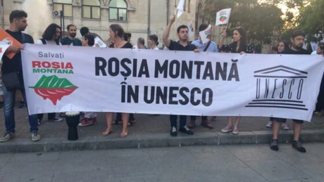 Circa 100 de persoane au protestat împotriva blocării proiectului de includere a Roşiei Montane în patrimoniul UNESCO
