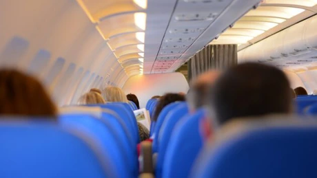 Preţul mediu al unui bilet de avion plătit de turiştii români s-a majorat cu 35 %, în această vară - analiză