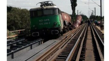 Primele concluzii ale accidentului feroviar din Dolj: trenul de marfă a ignorat semnalul de oprire şi a intrat pe podul fără şine