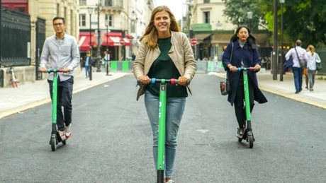 Primăria Parisului interzice staţionarea trotinetelor pe trotuare