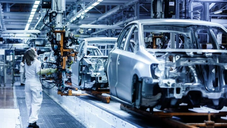 PwC: Producătorii auto vor fi obligaţi să-şi diminueze costurile în următorii 10 ani. Rolul roboticii şi al automatizărilor în fabrici va creşte