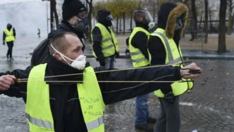 Proteste masive în Franța, pe fondul impunerii unor măsuri mai stricte în criza coronavirus