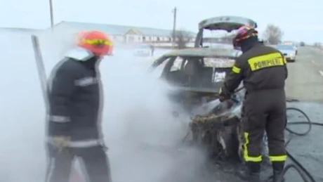 Autoturism de 20.000 euro, aflat în teste, a ars în întregime pe şosea