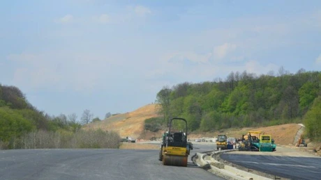 Prima autostradă care va fi gata în 2019: se aşterne asfalt pe lotul 3 din Autostrada Lugoj – Deva VIDEO