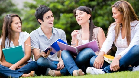 Femeile din ţările UE părăsesc mai devreme casa părintească decât bărbaţii. România conduce clasamentul european