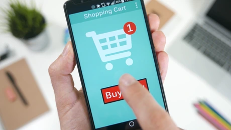 Utilizatorii aplicațiilor de shopping cumpără mai multe produse decât cei care folosesc site-urile magazinelor