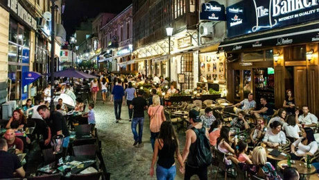 Masca de protecție devine obligatorie în Centrul Vechi al Bucureștiului, în piețe, târguri și stații STB și CFR
