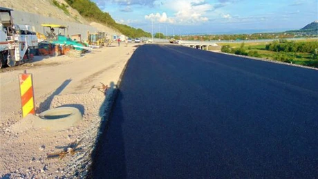 Autostrada Lugoj - Deva: Umbrărescu a aşternut primul strat de asfalt la Dealul Liliecilor FOTO