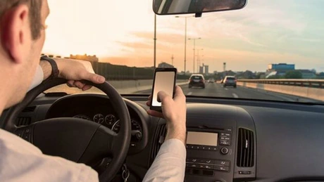 Guvernul va introduce noi sancţiuni pentru folosirea inadecvată a telefonului mobil de către conducătorii auto