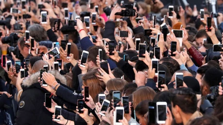 Piaţa mondială de smartphone-uri îşi continuă căderea în trimestrul al doilea