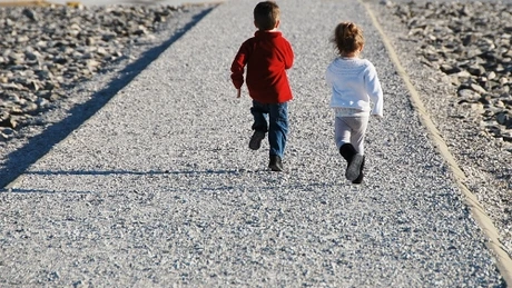 Eurostat: Copiii din România, cei mai supuşi riscului de sărăcie şi excluziune socială din UE