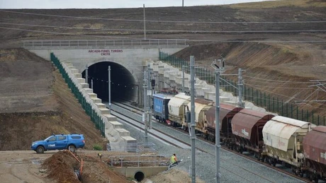 Cel mai nou tunel de cale ferată din România a fost deschis circulaţiei. Cum merg trenurile prin Tunelul Turdaş FOTO VIDEO