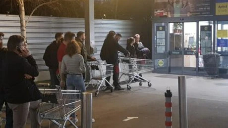 UPDATE. Coronavirus. Măsuri fără precedent în marile magazine. La Lidl, oamenii așteaptă în fața ușii de la intrare, păzită de gardieni (FOTO)