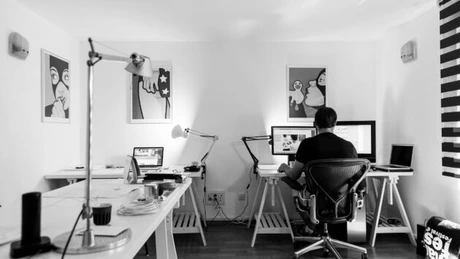 Angajații Adobe România lucrează de acasă și primesc 250 de dolari pentru amenajarea biroului