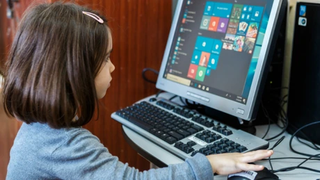 Apel de la ONG-uri: Companiile pot dona calculatoare vechi pentru elevii defavorizaţi astfel încât să aibă acces la cursuri online