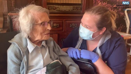 O englezoaică în vârstă de 106 ani este cel mai bătrân pacient care a reușit să învingă boala provocată de noul coronavirus