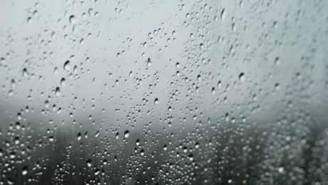 Ploi în averse şi vânt în Bucureşti şi alte opt judeţe