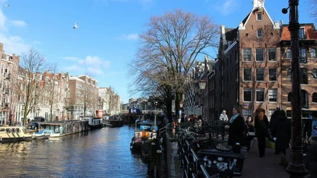 Locuitorii din centrul orașului Amsterdam nu vor mai avea dreptul începând cu 1 iulie să-și închirieze locuințele turiștilor