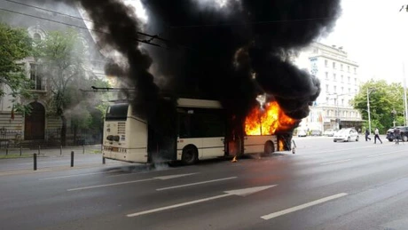 Un troleibuz a luat foc pe Bd. Lascăr Catargiu în București. UPDATE: Reacția Gabrielei Firea