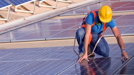Guvernul discută programul “Electric Up”, prin care IMM-urile primesc 100.000 de euro pentru panouri fotovoltaice și stații de încărcare