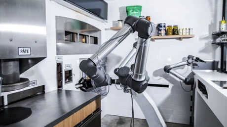 Restaurantele angajează roboţi bucătari. Ar putea fi soluţia pentru o bucătărie sigură în lumea COVID-19? VIDEO
