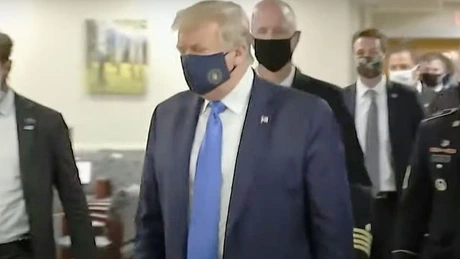 Donald Trump a purtat mască, în premieră de la începutul pandemiei, în public
