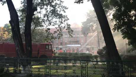 Incendiu puternic la acoperișul Hotelului Triumf de pe Șoseaua Kiseleff. Pompierii au intervenit cu 14 autospeciale