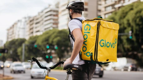Aplicaţia de livrări Glovo își continuă expansiunea şi devine disponibilă în două noi oraşe