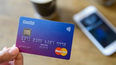 Românii cu carduri Revolut vor plăti comisioane noi la retragerea de bani de la bancomat