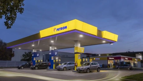 Petrom a pus panouri fotovoltaice în 82 de benzinării și o unitate de micro-cogenerare pilot într-o stație