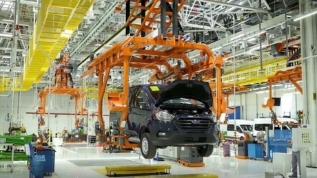 Ford reduce din nou producţia, din cauza deficitului de semiconductori