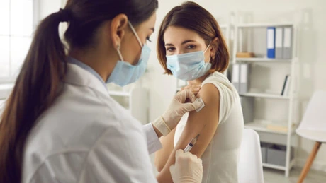 Franța vrea să impună vaccinarea obligatorie anti-COVID-19 a personalului medical
