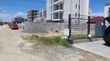 În Mamaia Nord-Năvădari se construiește ca-n Pipera: nu sunt drumuri asfaltate, iar molozul de la noile blocuri face parte din peisaj