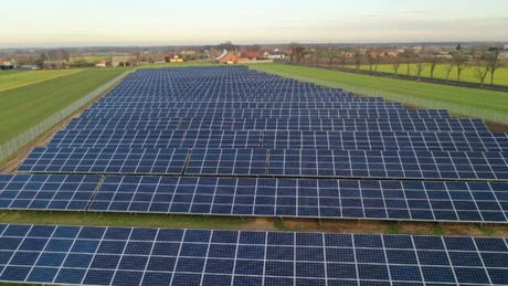 O companie ungară intenționează să construiască fabrici de panouri fotovoltaice în România. Investiție de 320 de milioane de euro
