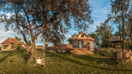 Cum arată casa de basm din Munții Apuseni cu acces la plajă