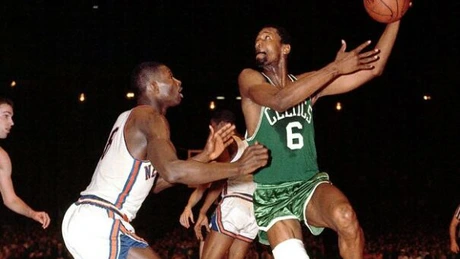 Un tricou al fostului jucător american de baschet Bill Russell a fost vândut la licitație cu peste 1,1 milioane de dolari
