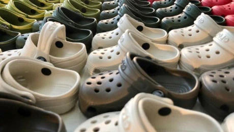 Crocs achiziționează cu 2,5 mld. UDS marca Heydude