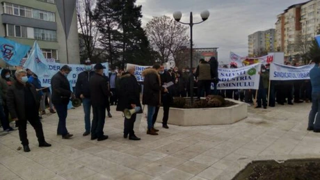 Aproape 400 de angajați de la Alro Slatina și de la mai multe companii au protestat în fața Prefecturii. Ei au cerut stoparea mafiei din energie care distruge industria românească
