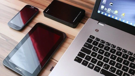 Patru antreprenori au lansat primul serviciu all-inclusive de închiriere laptopuri, tablete și telefoane pentru companii